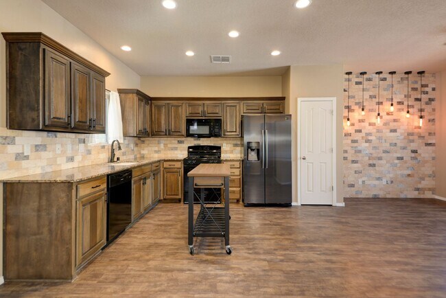 Building Photo - Amazing Three Bedroom - Rio Rancho & Berna...