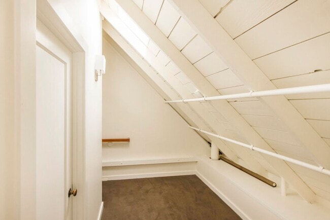 Building Photo - Balcony & Gas Fireplace: Sunny Apartment i...