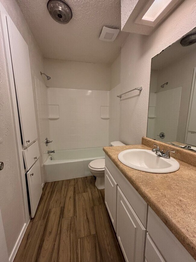 Building Photo - 912 Vaughn Dr