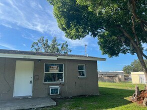 Building Photo - Great 1BR Duplex Walking Distance From Dow...