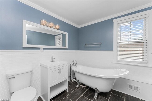 Building Photo - One-of-a-Kind 6-Bedroom Property