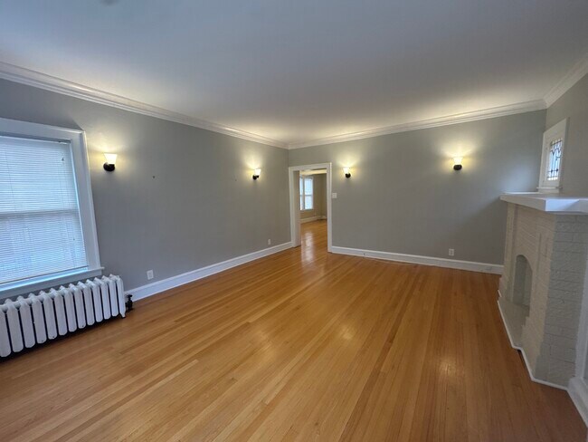 Building Photo - 6208 N Artesian Ave