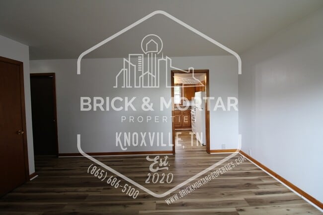 Building Photo - 2409 Holbrook Dr
