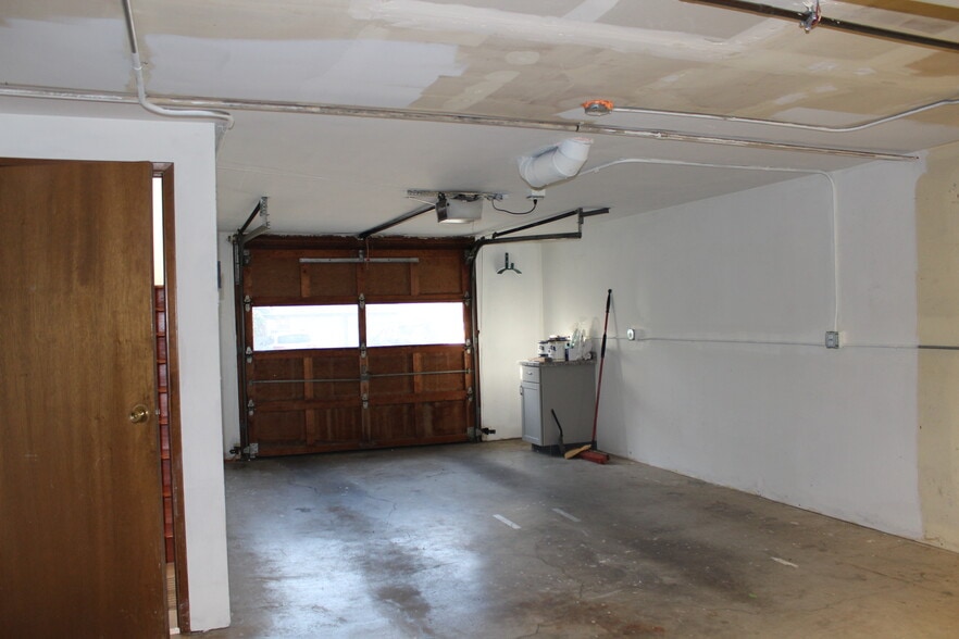 Building Photo - 9042 SW Monterey Pl