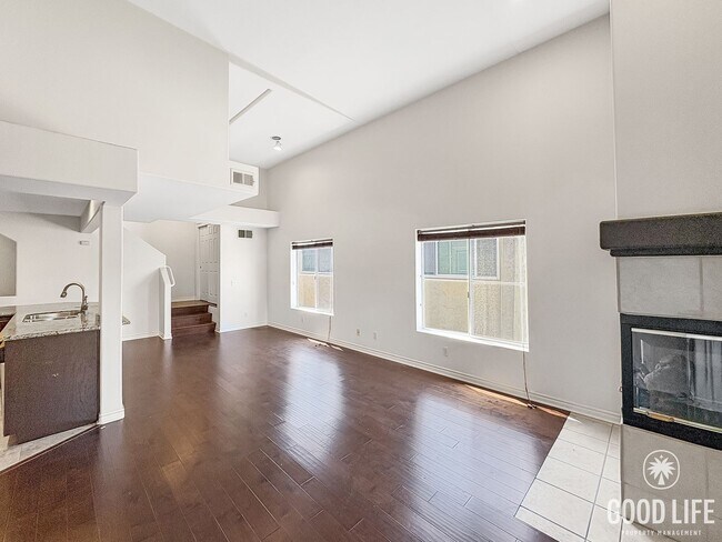 Building Photo - Great 2B/2.5BA Townhouse in PB with Roofto...