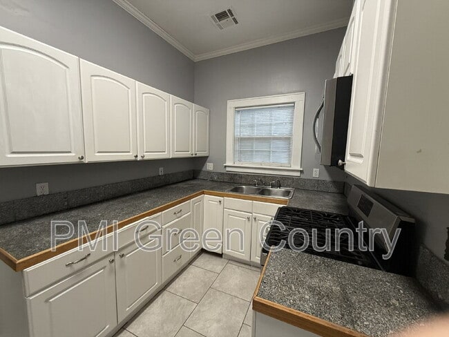 Building Photo - 1313 W Newton St