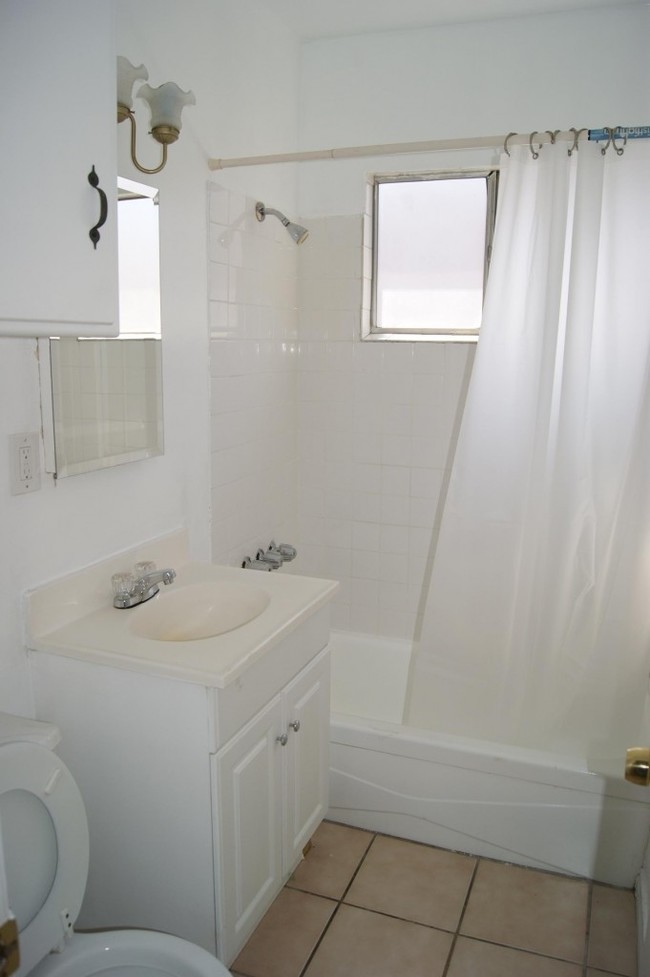 Unit - Bathroom - Hollywood-Wilton Apartments