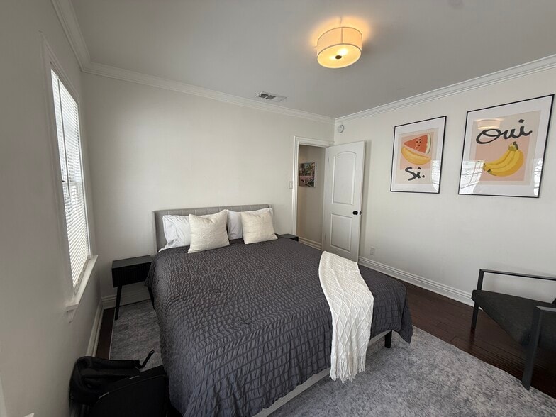 Building Photo - 7865 Willoughby Ave