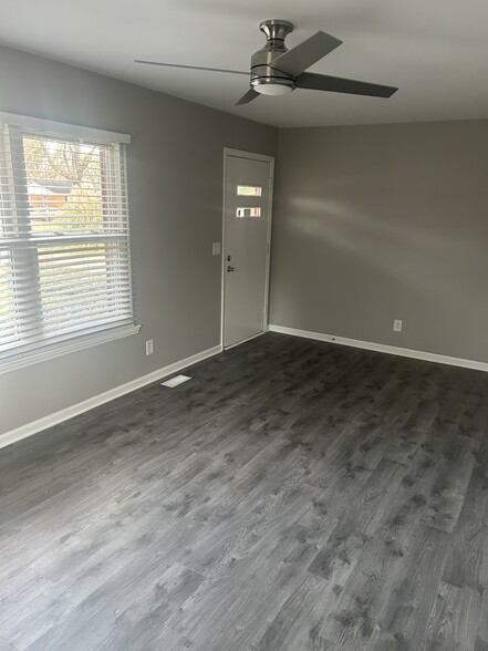 Front door / Living Room - 102 Greentree Dr