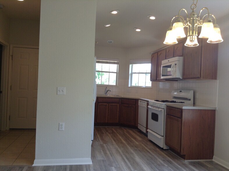 Kitchen - 5605 Bentsen Ln