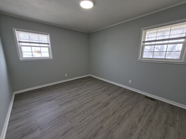 Building Photo - 3747 Ireland Dr