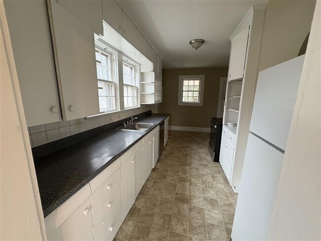 Building Photo - Quaint Brick Cottage w/Covered Parking