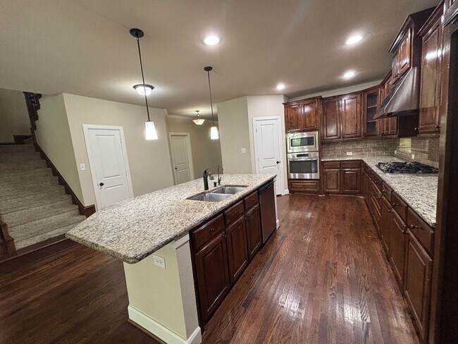 Building Photo - 5 BR/4BA | Updated Single Family Home | 2-Car Garage | Gated backyard