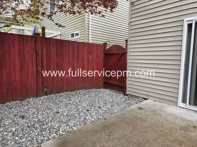 Building Photo - Private Drive Townhome Near Stone Ave N | 3 Bed, 2 Bath, 2-Car Garage, Deck + Fenced Yard