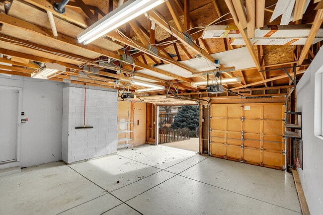 Building Photo - $2,795.00 - $300 OFF First Months' Rent - 5 Bedrooms, 2 Bathrooms, Single Family Home in Broomfie...