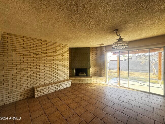 Building Photo - 3801 W Poinsettia Dr