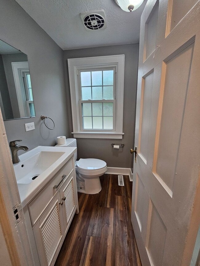 Building Photo - Kent 4 bedroom 1.5 bath house for rent