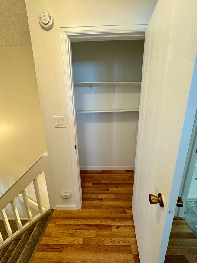 Building Photo - Updated 2 Bedroom with AC