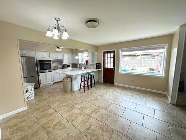 Building Photo - 3 Bed 1.5 Bath Ready to Rent!
