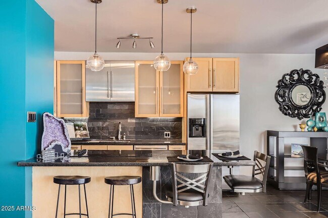 Building Photo - 207 W Clarendon Ave