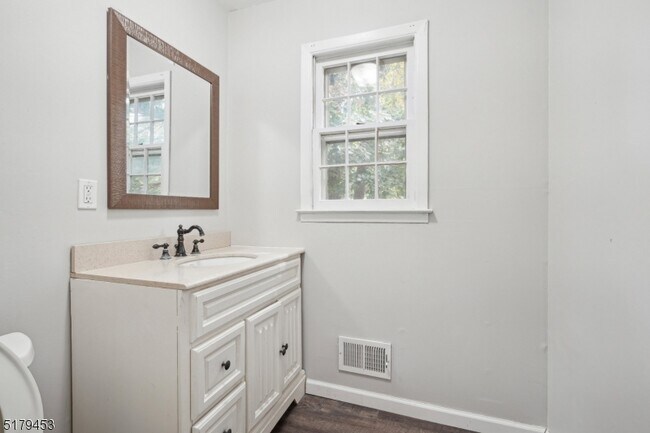 Building Photo - 4 Fern Ct