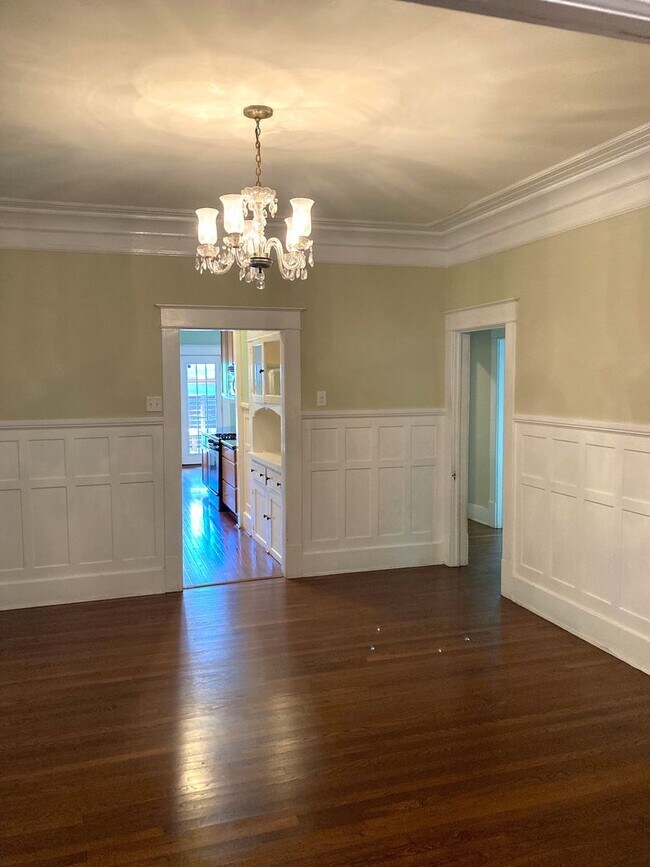 Building Photo - ZERO APPLICATION FEE FOR THIS ALTA VISTA BUNGALOW!