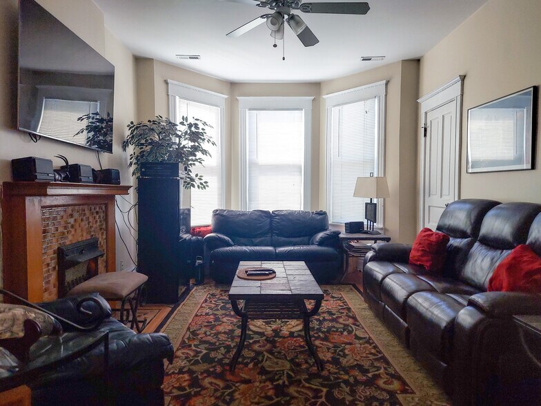 Building Photo - 1832 W Addison St