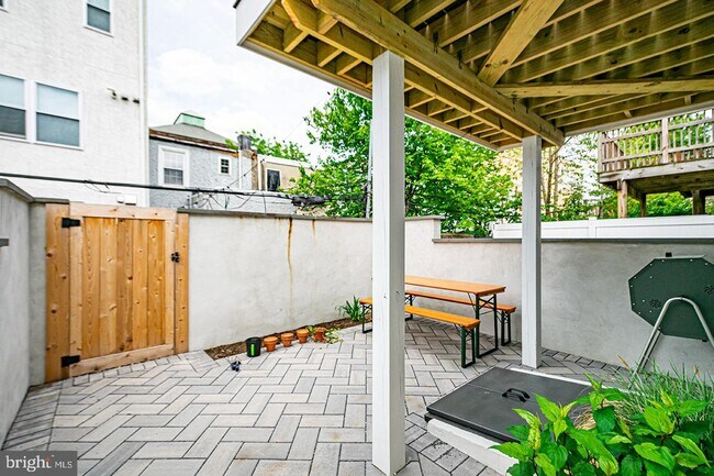 Building Photo - 2035 Carpenter St