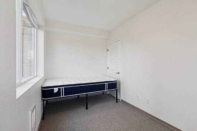 Building Photo - Brand-new private bedroom for the summer!