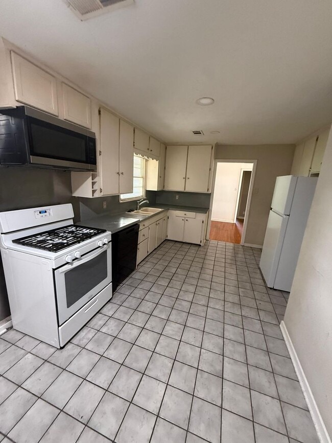 Building Photo - 3750 Kings Row