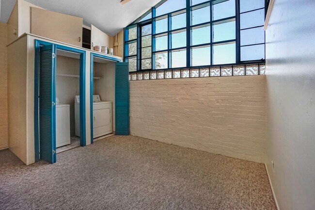 Building Photo - Coming Soon - Charming, Spacious 1Bdrm/1Ba...