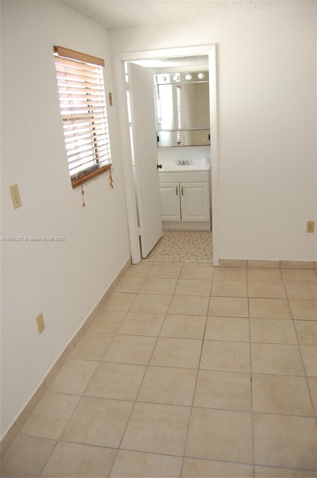 Building Photo - 1334 Collins Ave