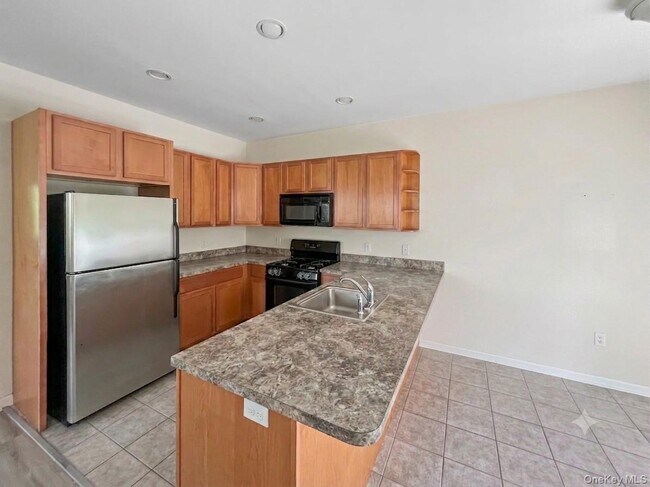 Building Photo - 61 N River Dr
