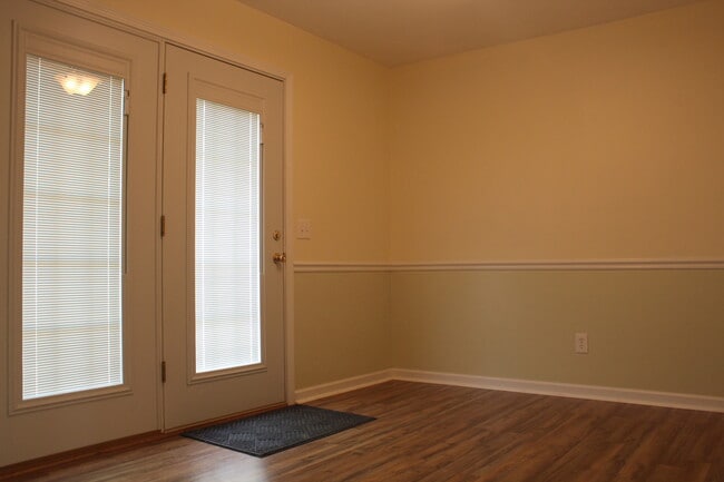 Building Photo - Charming Townhome