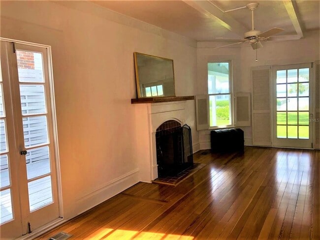 Building Photo - 835 Victoria Dr