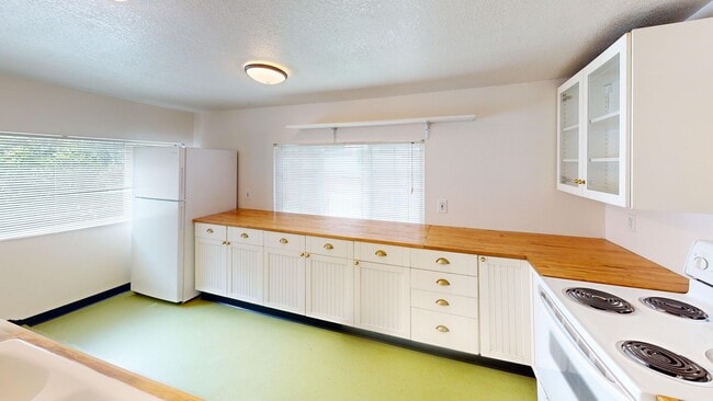 Building Photo - Beautiful Sellwood Bungalow in One of Portland's Most Desirable Neighborhoods. Pet friendly!