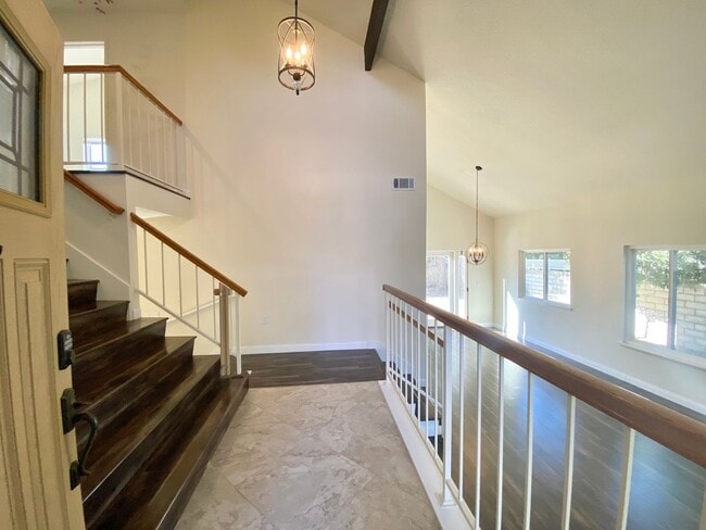 Building Photo - Gorgeous 3 bed 3 bath home in Thousand Oaks - First Time Rental!