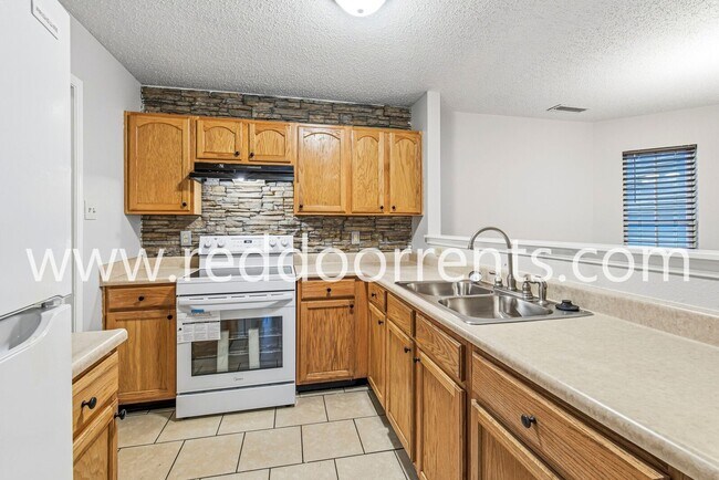 Building Photo - Modern Living in Greenfield