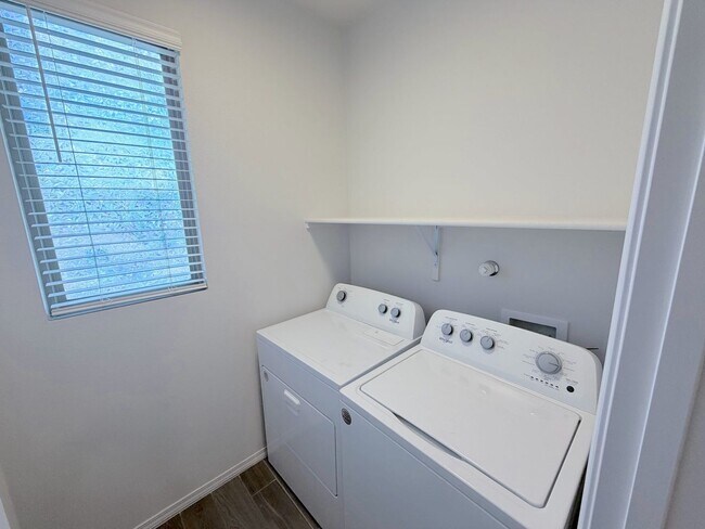 Building Photo - Beautiful 3 bed 2 bath home in Enchanted Hills area of Rio Rancho. Refrigerated Air! Near Hwy 550