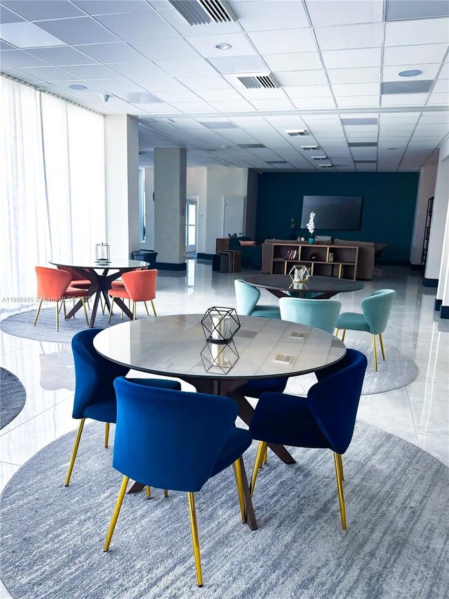 Building Photo - 3140 S Ocean Dr