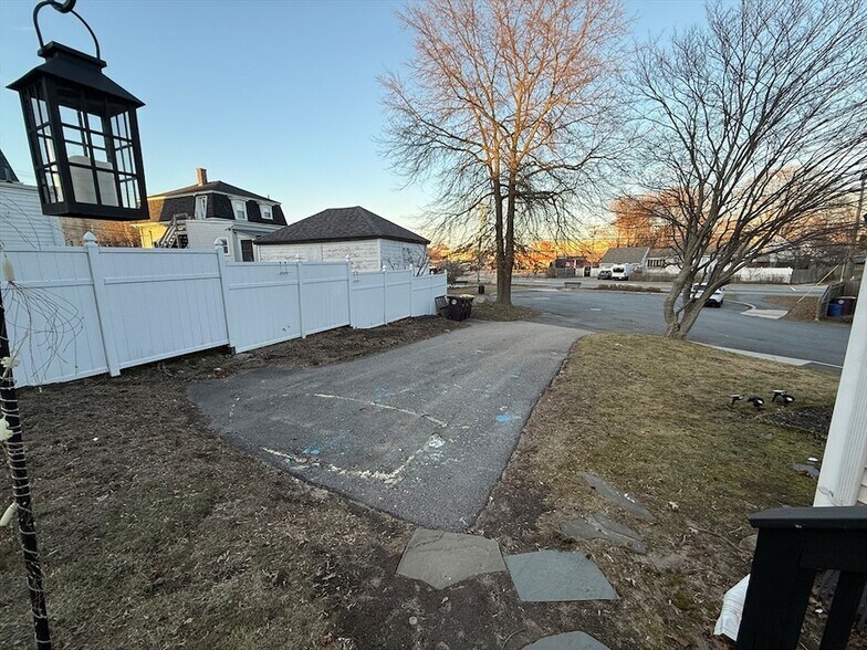 Building Photo - 170 Neck St