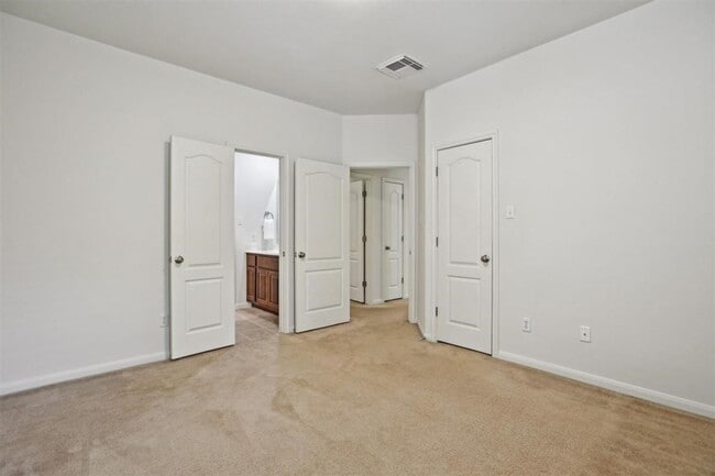 Building Photo - Red Oaks Subdivision / 5 bedrooms, 4 bathr...