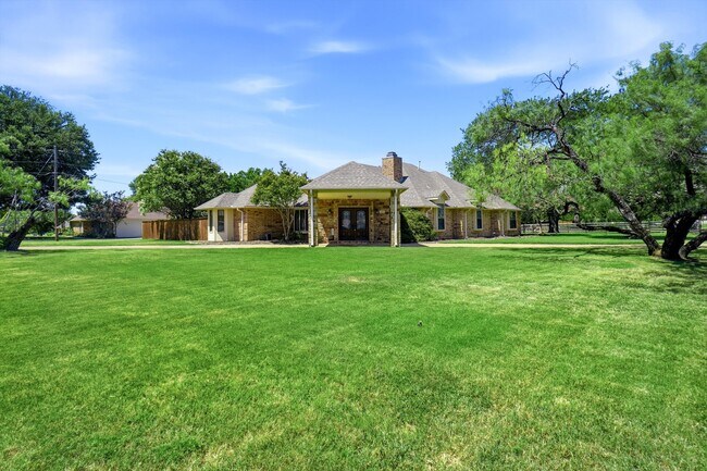 Building Photo - 2412 Emerald Cir