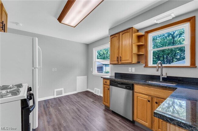 Building Photo - 923 E 218th St