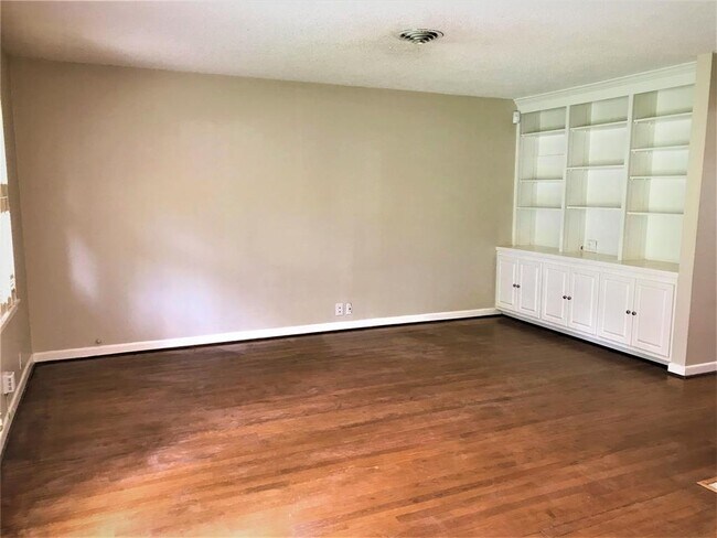 Building Photo - 9710 Pine Lake Dr