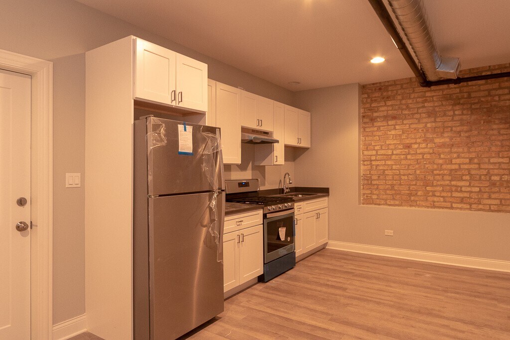 Building Photo - 1369 W Greenleaf Ave