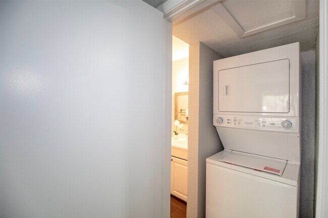 Building Photo - 3300 Pebblebrook Dr