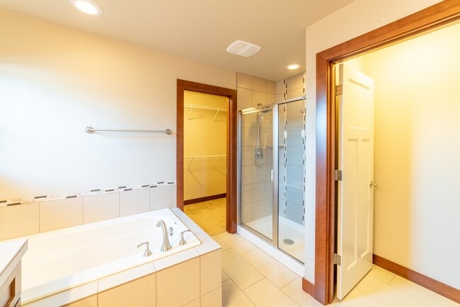 Building Photo - Large and Luxurious 2013 Built Home!