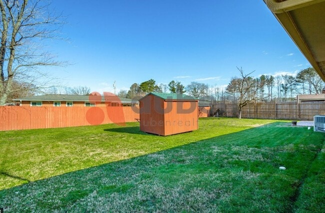 Building Photo - Updated 3 bed 2 bath in East Ridge! Fenced...