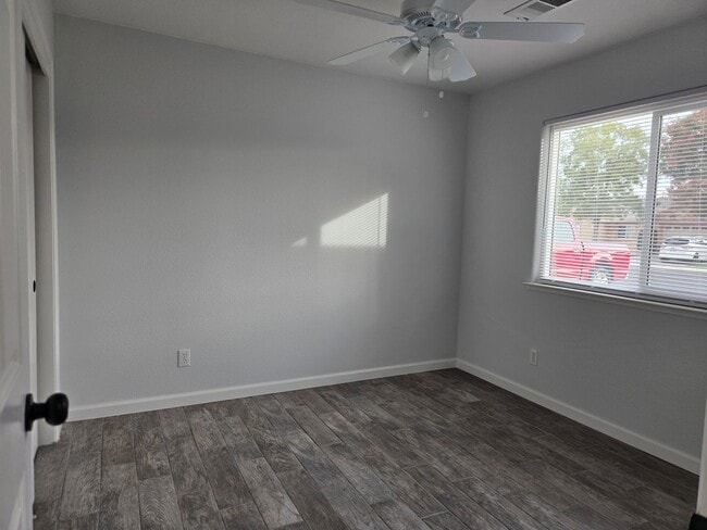 Building Photo - 664 W Cinnamon Ave